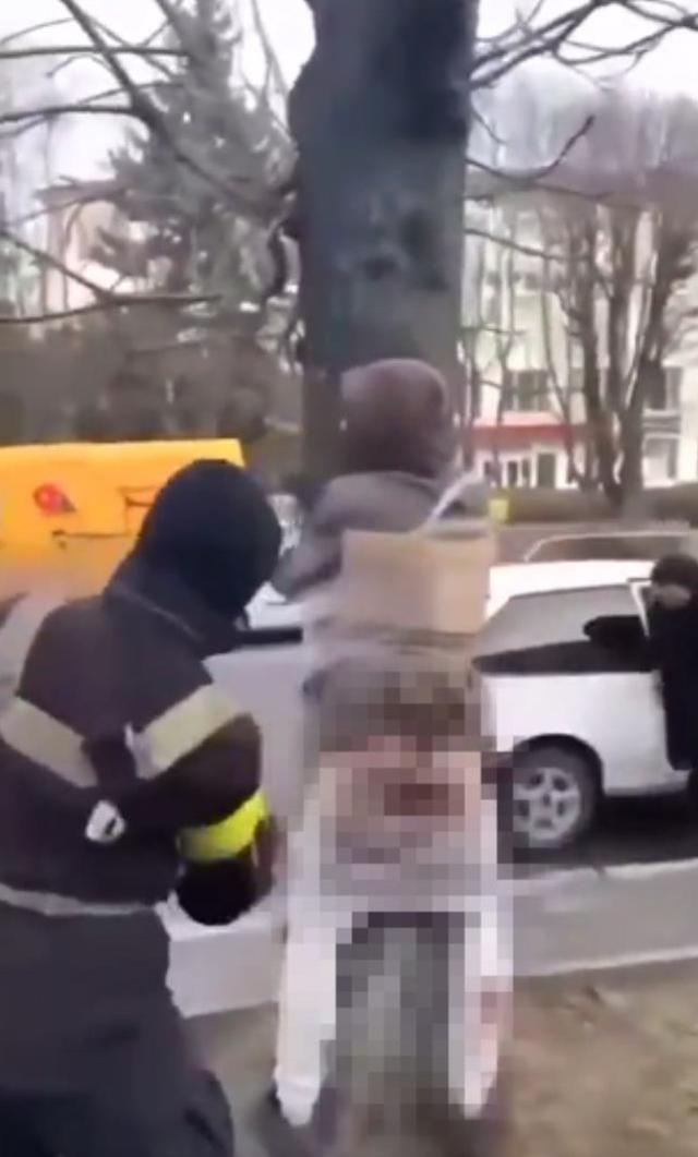 Ukrayna halkından yağmacılara linç! Çırılçıplak soyup direğe bağlayarak kemerle dövdüler