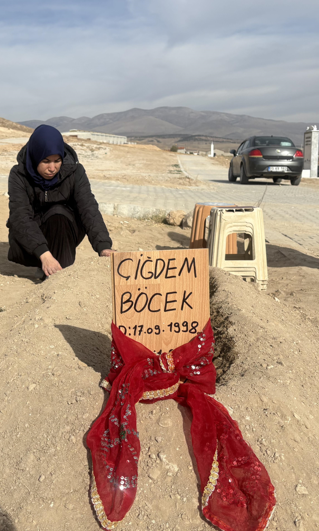 Bu görüntüye yürek dayanmaz! Servet Böcek eşi ve çocuklarının yanına defnedildi