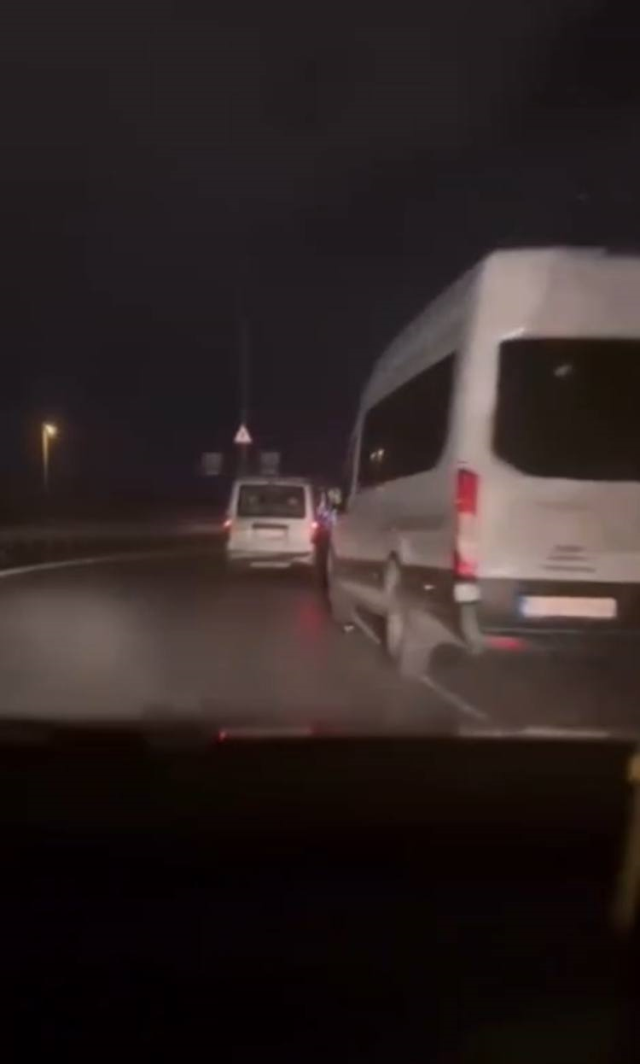 Park halindeki minibüslere çarpıp yere yığıldı