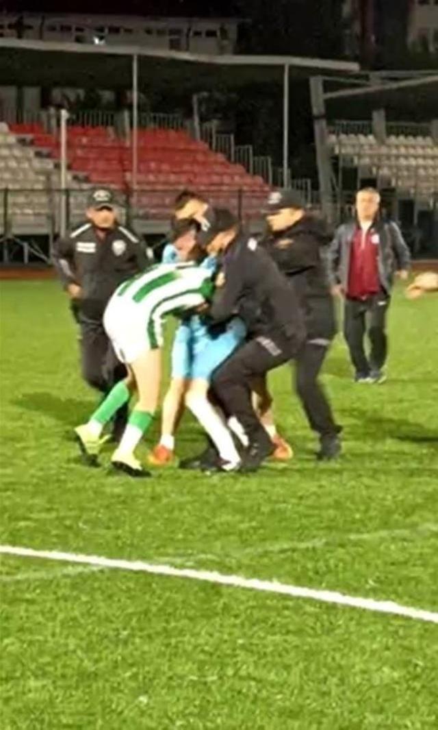 Yeşil saha boks ringine döndü! Polis biber gazıyla müdahale etti