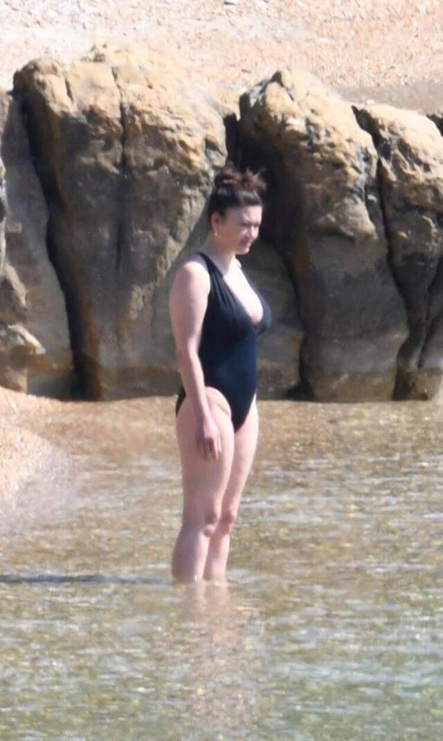 Siyah mayosuyla objektiflere takılan Nurgül Yeşilçay'ın fazla kiloları gözden kaçmadı