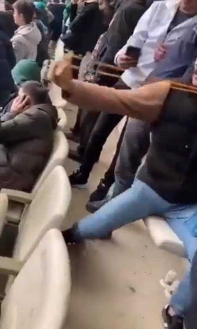 Amedsporlu futbolcuları sapanla vurmaya çalıştı! Bursaspor tribününden 'Bu kadar da olmaz' dedirten görüntü