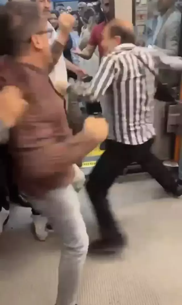 Bayrampaşa metrosu bir anda boks ringine döndü! Kavga ettiği adamı bırakıp, araya girenle kavga etti
