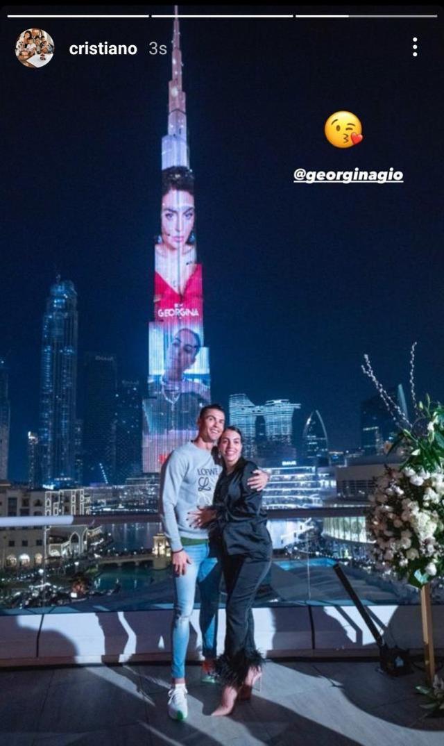 Başkası cüzdanda vesikalık taşır, Ronaldo ise zirveye yansıtır! Aşk karesi sosyal medyayı yıktı