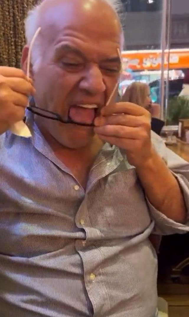 Mide bulandırdı! Ahmet Çakar'ın gözlük temizlerken yaptıkları 'Bu kadar da olmaz' dedirtti