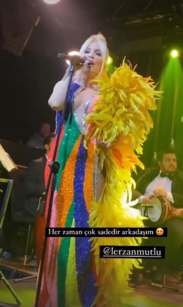 Lerzan sahnede cesaretini konuşturdu! Rangarenk elbisesinin bir de arkasını görün