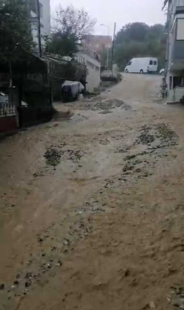 Silivri'de Sağanak Yağış Yolları Nehre Döndürdü