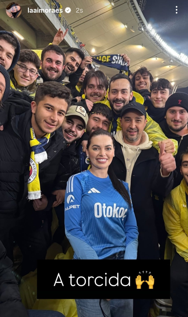 Yağmurluğunu giydi, taraftarın arasına girdi! Ederson'un eşi Türkiye'ye çabuk uyum sağladı