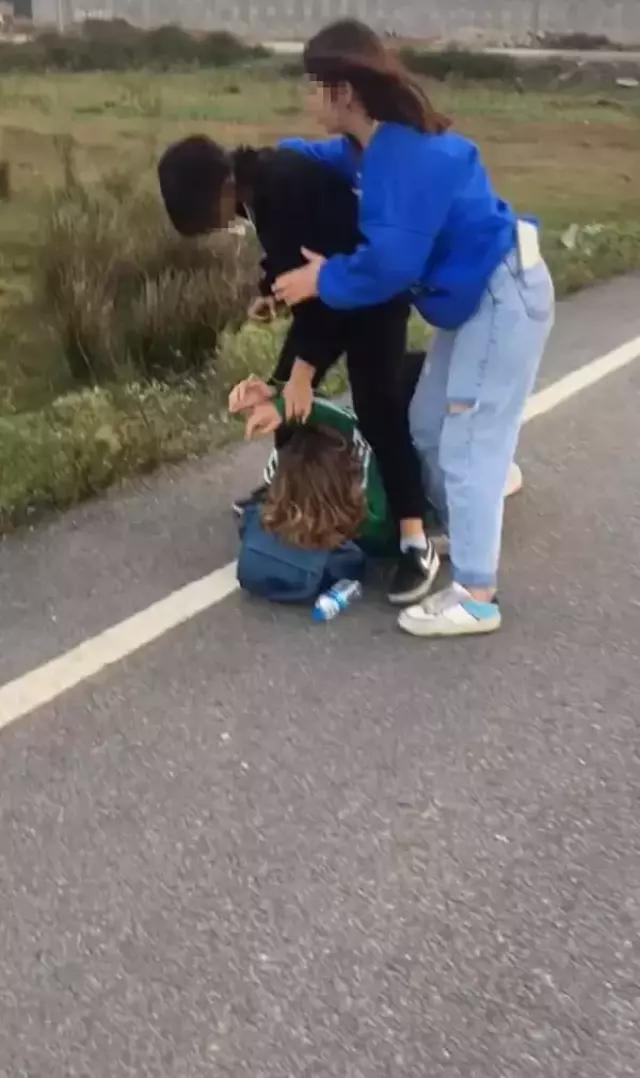 GENÇ KIZLAR, AKRANLARINI DÖVERKEN ÇEKTİKLERİ GÖRÜNTÜYÜ SOSYAL MEDYADA PAYLAŞTI