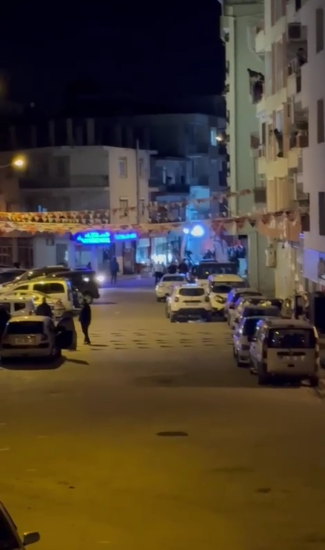 İzmir'de gözaltı işlemi yapan 3 polis silahlı saldırıda yaralandı