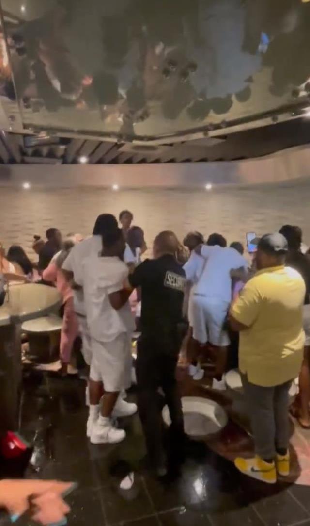 Yolcu gemisi grup ilişki iddiasıyla karıştı! Sahil güvenlik ekipleri yolcuları zor ayırdı