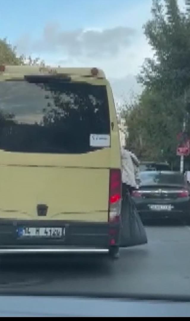 Güngören'de minibüs kapısından sarkarak yolculuk