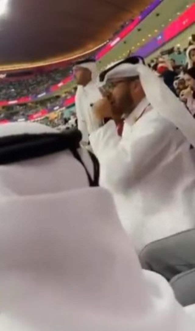 Dünya Kupası'nda ortalık karıştı! Ekvadorlu taraftarın el hareketini gören Katarlıyı zor tuttular