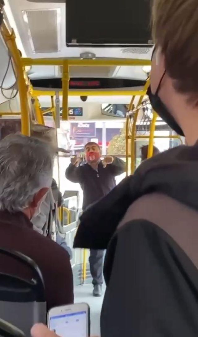 Otobüsü durdurup yolcuyla tartışmaya başlayan şoförün sözleri, duyanları gülme krizine soktu