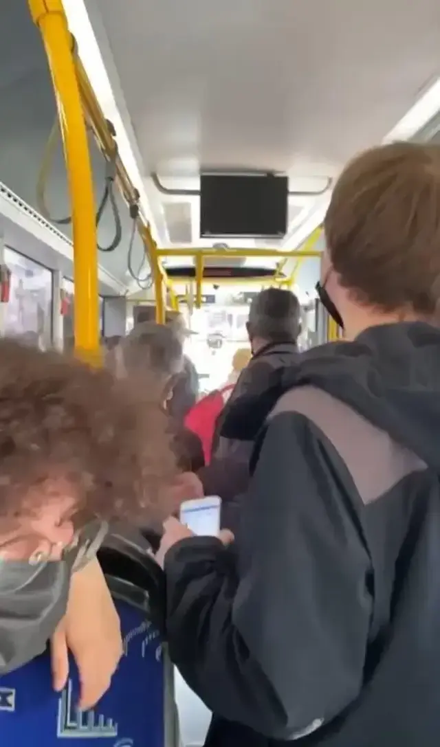 Otobüsü durdurup yolcuyla tartışmaya başlayan şoförün sözleri, duyanları gülme krizine soktu