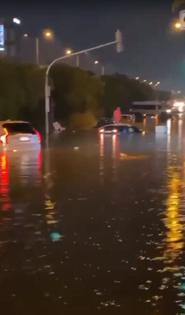 İzmir''''''''''''''''de sağanak yağış hayatı felç etti! Araçlar suya gömüldü