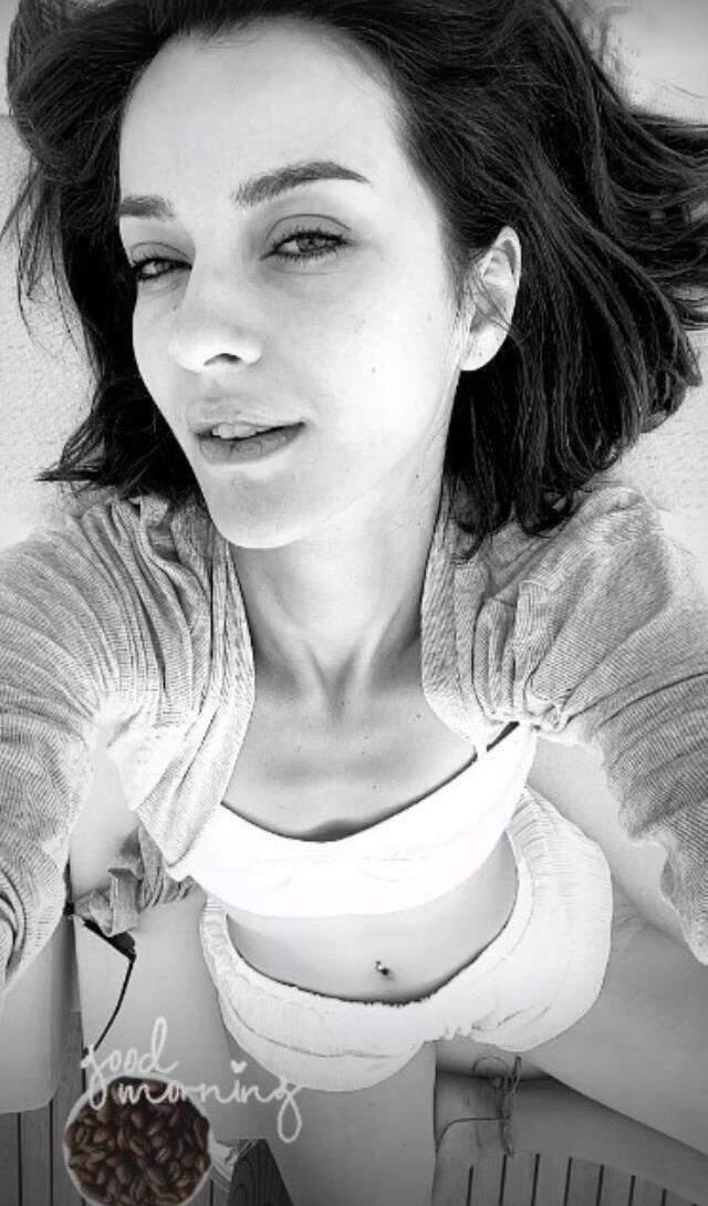 Oyuncu İrem Helvacıoğlu, 'Yaz şimdi başlıyor' diyerek mayolu pozunu paylaştı