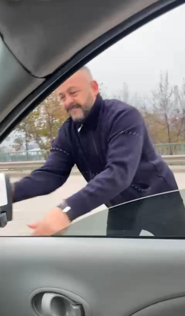 Meclis üyesini sıkıştırıp, aracı yumrukladı… O anlar kamerada