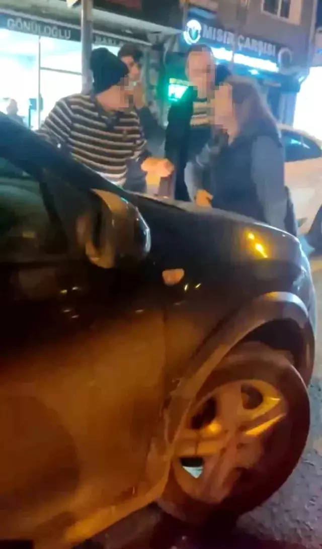 İstanbul'da kaza sonrası akıl almaz anlar kamerada: Kadın sürücü erkeğe küfürler yağdırdı