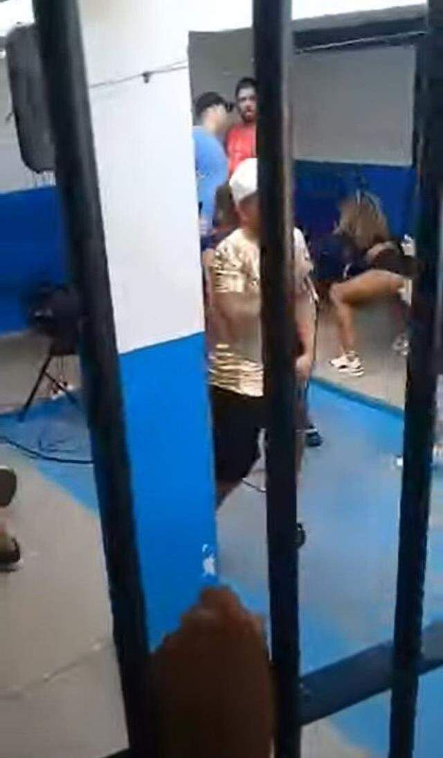 Hapishanede infial yaratan görüntüler! 2 kadını çağırıp twerk yaptırdılar