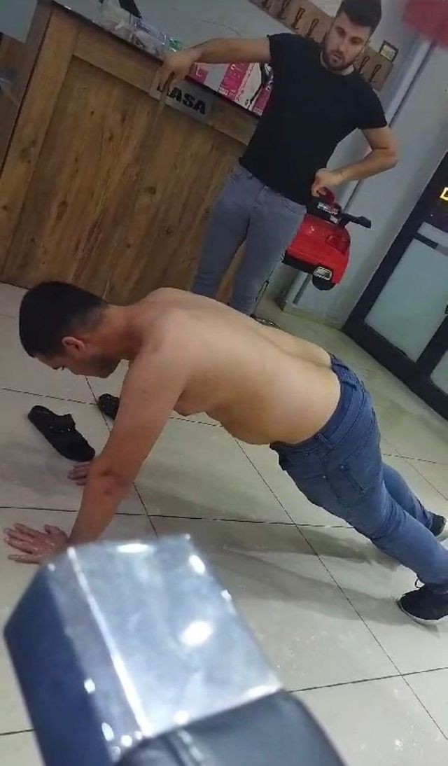 Berberin çıraklarına şınav çektirip süründürdüğü görüntüler tepki topladı