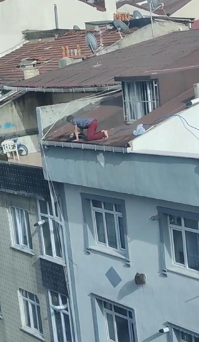 Sultangazi'de çatıda tehlikeli temizlik
