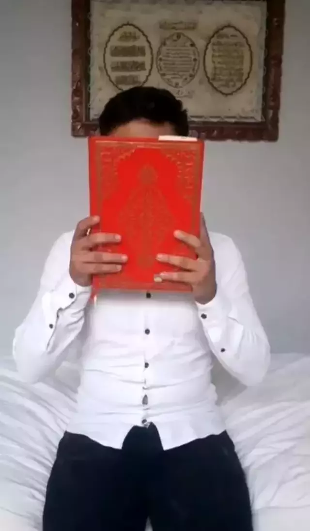 Kur'an-ı Kerim'e tekme atan genç, video çekerek kendisini savundu: Ku'ran olduğunu bilmiyordum, aşırı pişmanım