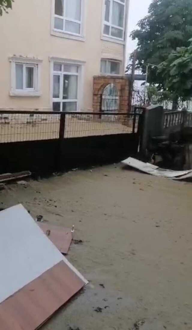 Silivri'de Sağanak Yağış Yolları Nehre Döndürdü