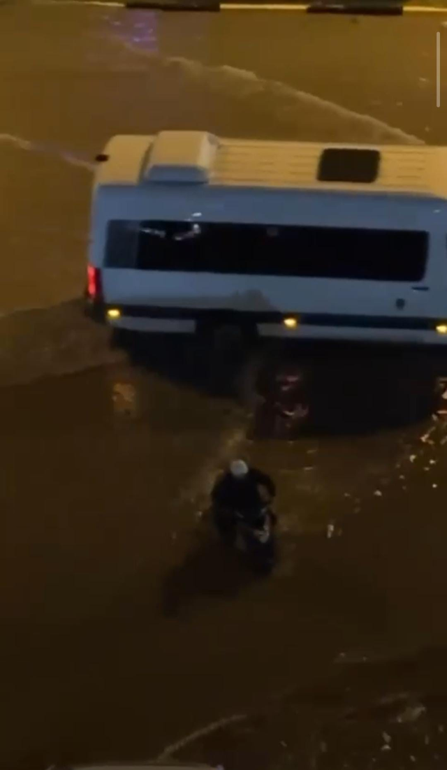 Hatay'da aşırı yağışların etkisiyle, göle dönen yollarda araçlar mahsur kaldı