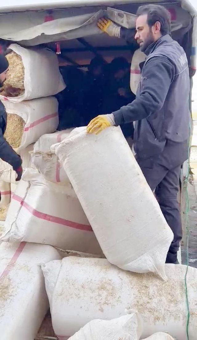 Kaçak Afganların saman balyaları arasındaki yolculuğu uzun sürmedi