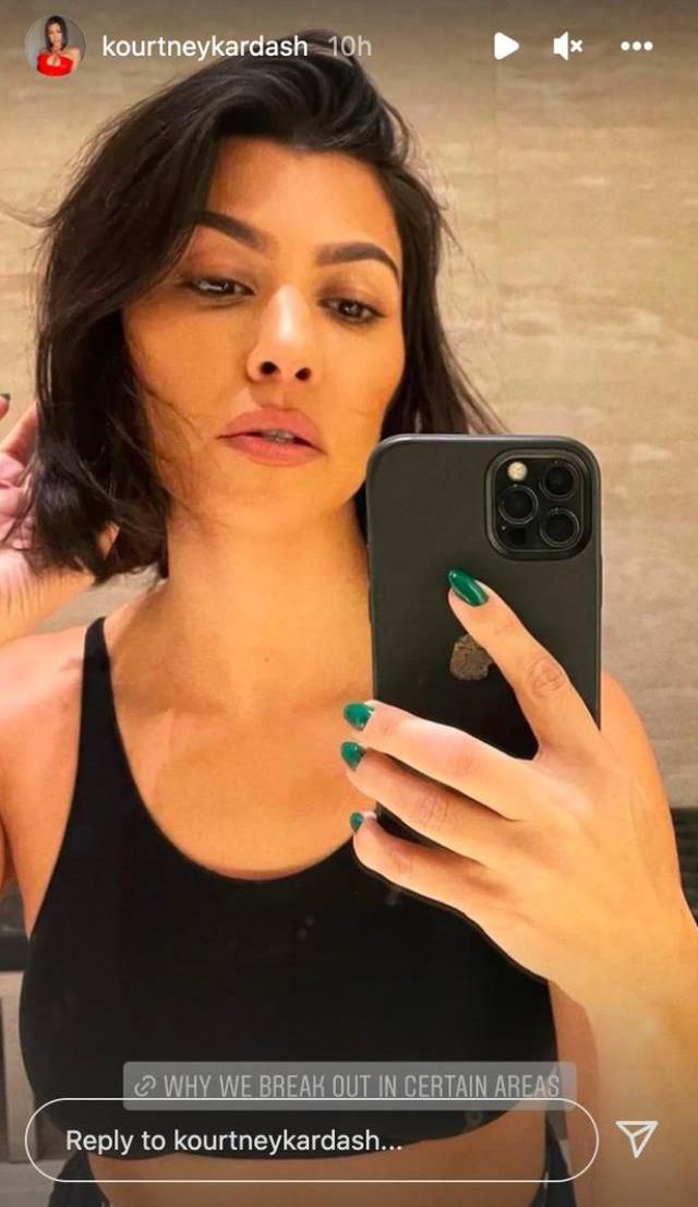 Kim Kardashian'ın kardeşi Kourtney, ayna karşısında sınırları zorladı! Ablasıyla yarışır