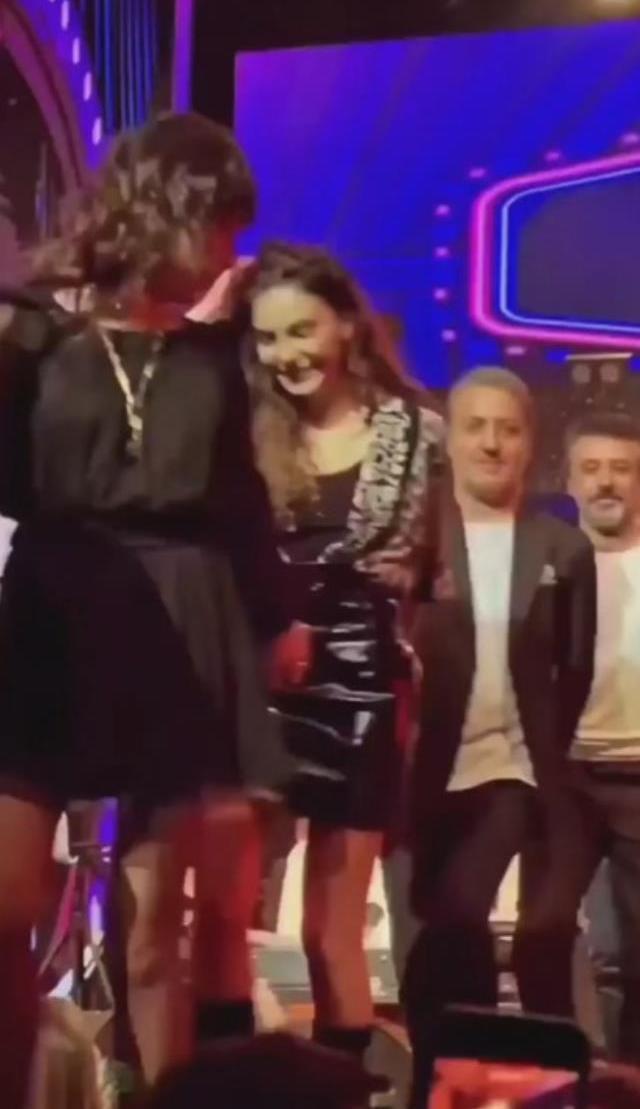 Oyuncu Uğur Aslan konser verdi, halay kuyruğu ünlü geçidine döndü