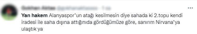 Herkes Galatasaray'ın maçı oynanırken yan hakemin sahaya girip yaptığı hareketi konuşuyor
