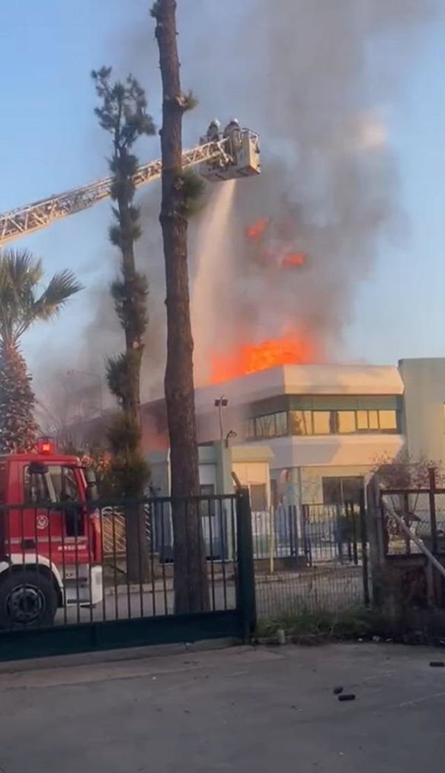 İzmir'de Parfüm Fabrikasında Yangın: 1 Ölü, 3 Yaralı