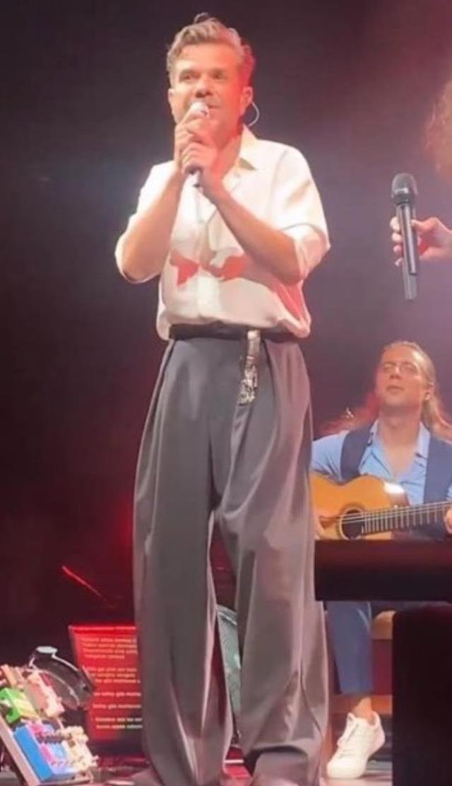 Konserinde bol pantolon giyen Kenan Doğulu, alay konusu oldu