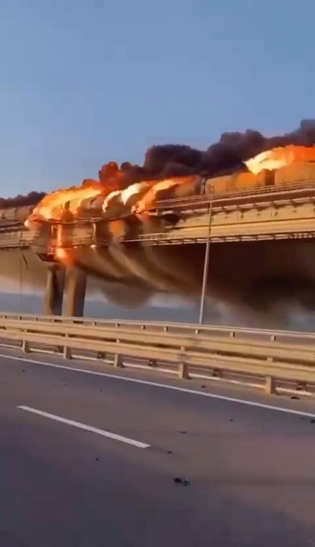 Son Dakika! Ukrayna ordusu bu sabah, Rusya'nın 'Yıkılırsa kıyamet olur' dediği Kırım Köprüsü'nü bombaladı