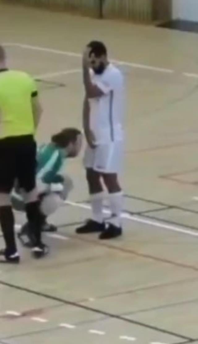 Baraj kurmak isteyen kalecinin takım arkadaşına yaptıkları olay oldu