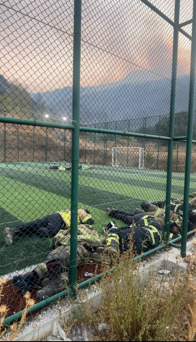 12 saat alevlerle mücadele eden itfaiyeciler halı sahada böyle dinlendi