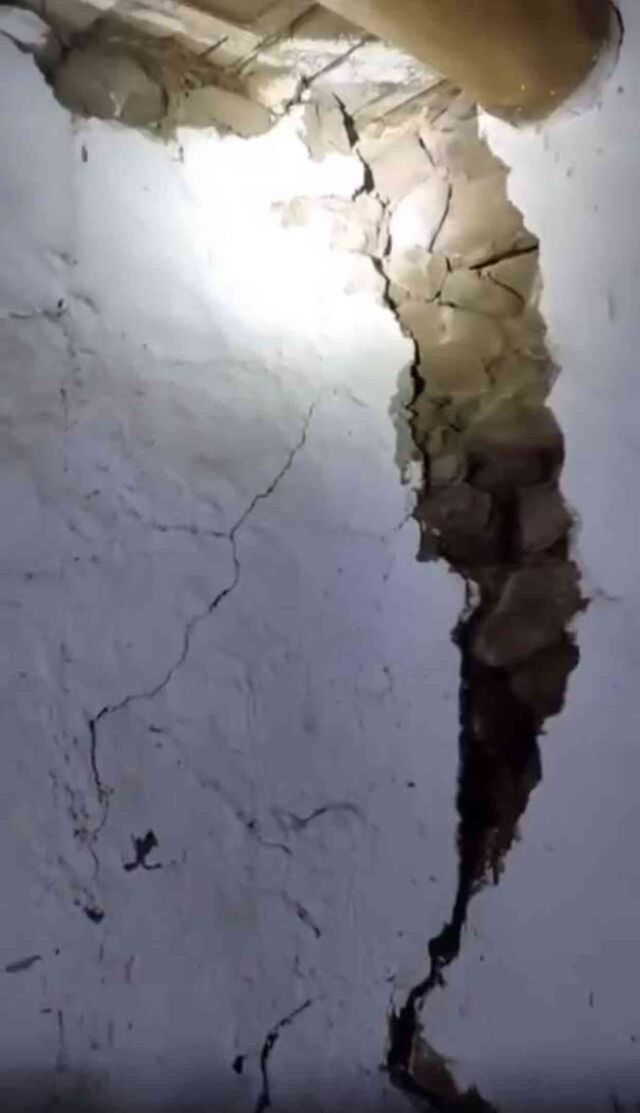 Hakkari'de deprem sonrası 28 evde çatlaklar tespit edildi