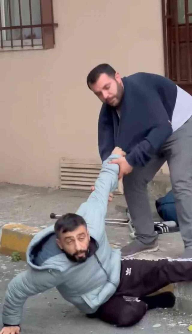 'Bana büyü yaptılar' diyen adam kendini yerden yere attı