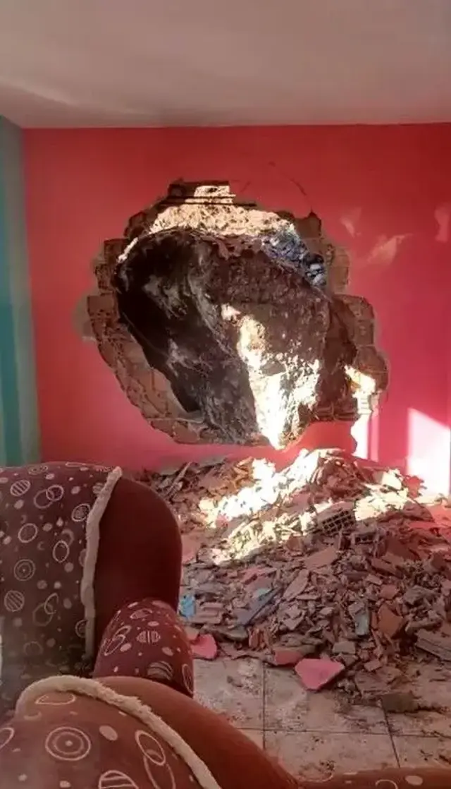 Yatak odasında uyudukları sırada ölümden döndüler! Dev kaya 30 metreden bomba gibi düştü