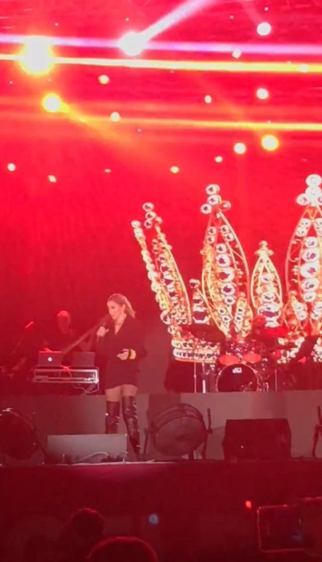 Mehmet Dinçerler'e boşanma davası açan Hadise sahnede yüzük fırlattı