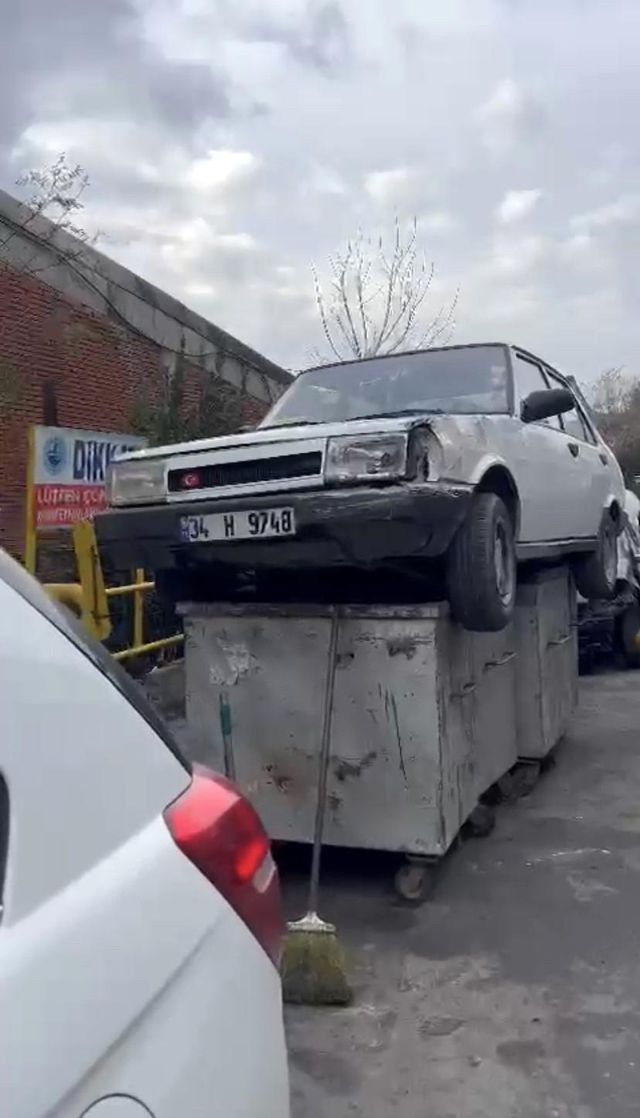 Oto sanayide ilginç görüntü! Arabayı çöpe attı, görenler şaşkınlığını gizleyemedi