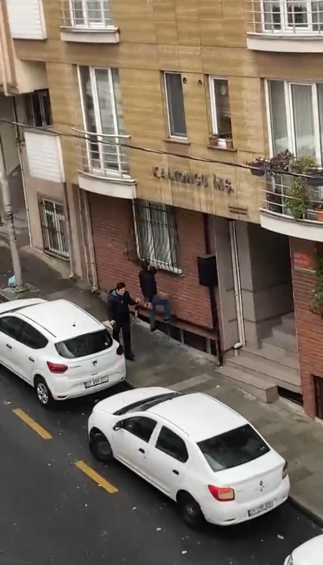 'Balkona neden izmarit attınız' dediler, kaldırım taşıyla saldırdılar