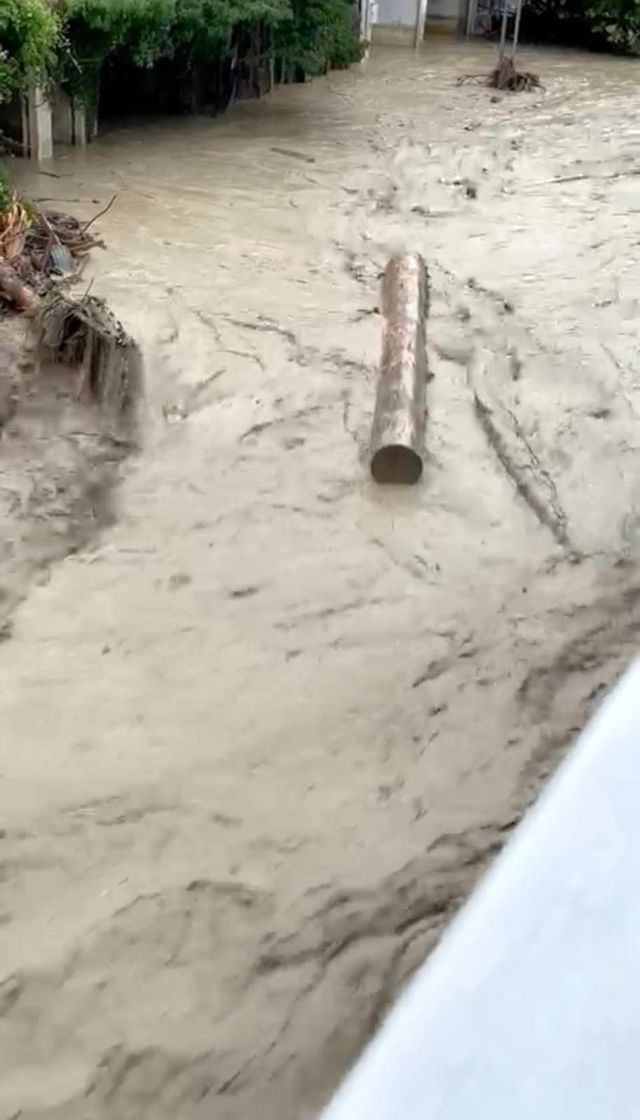 Sel mağduru vatandaşlar yıkımın büyük olmasının nedenini anlattı: Tomruklar fişek gibi evleri deldi
