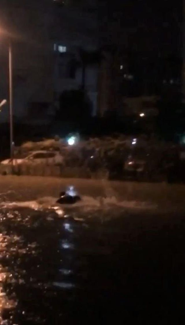 Yağmur suyunda bota binip denizde yüzer gibi yüzdü