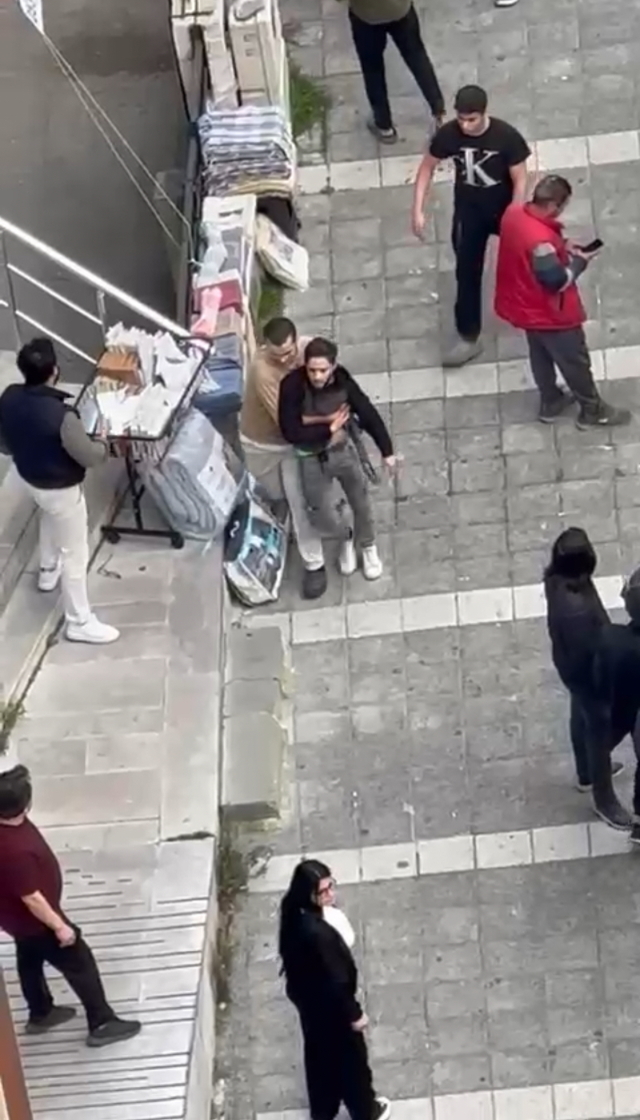 16 yaşındaki ağabey kardeşini rahatsız eden 2 kişiyi bıçakladı