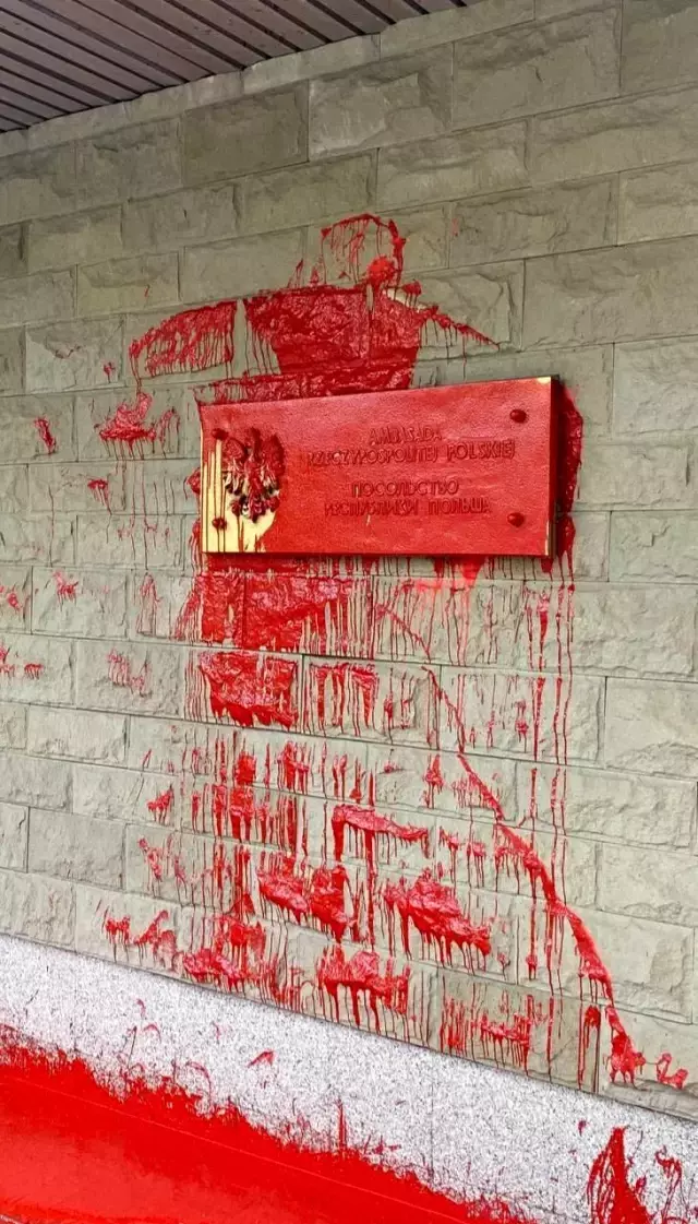 Kırmızı boya meselesi büyüyor, Rusya'dan Polonya'ya tehdit: Özür gelmezse daha ileri gideceğiz