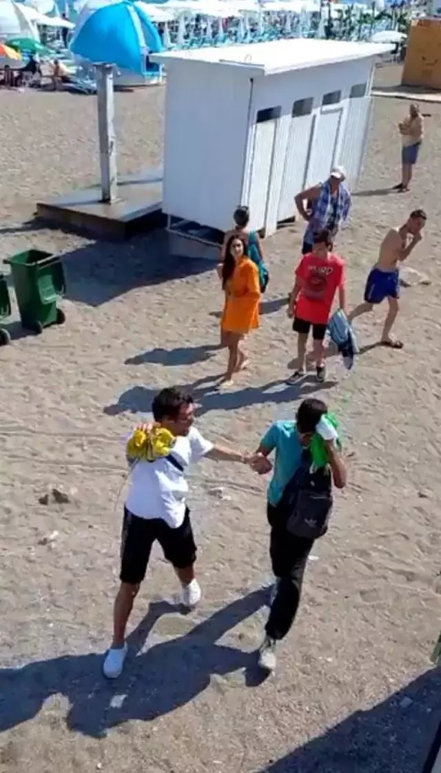 Soyunma kabinindekileri fotoğrafladığı iddiasıyla dövüldü