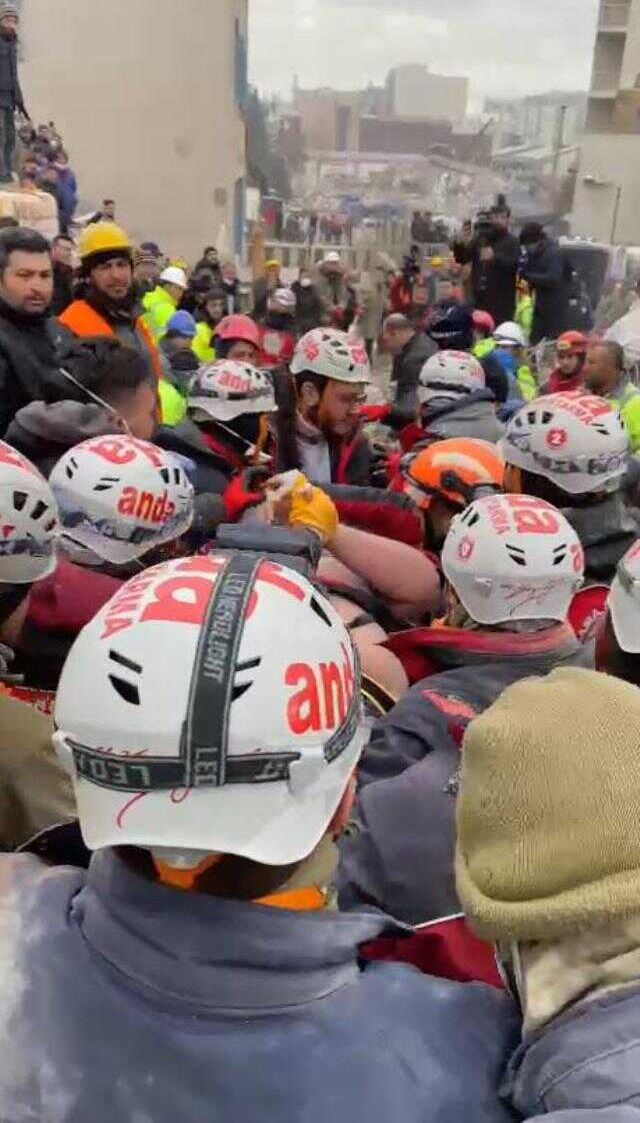 Günlerce enkazdan çıkarılmayı beklediler!